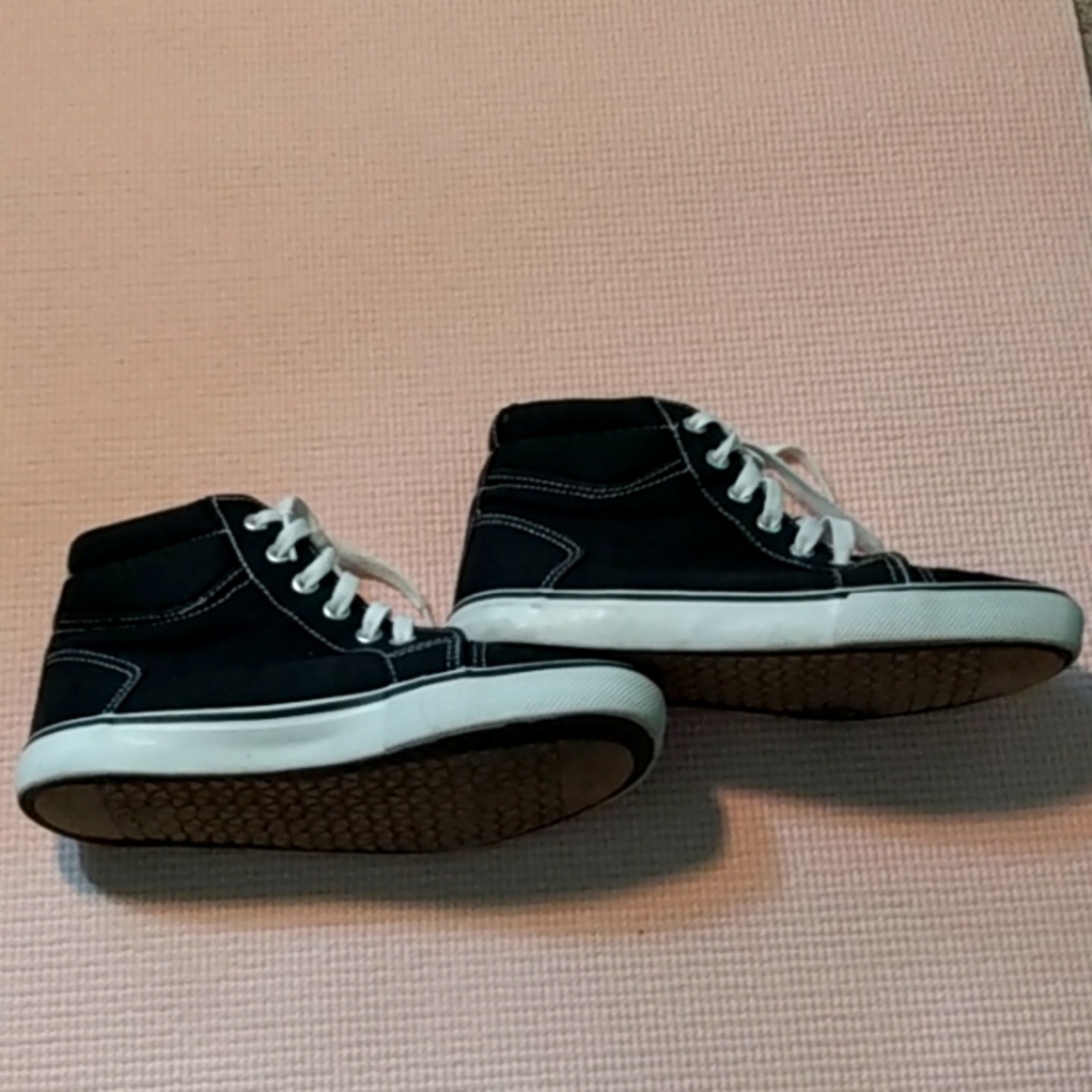 Black and white athletic shoes. Also casual with converse looks.